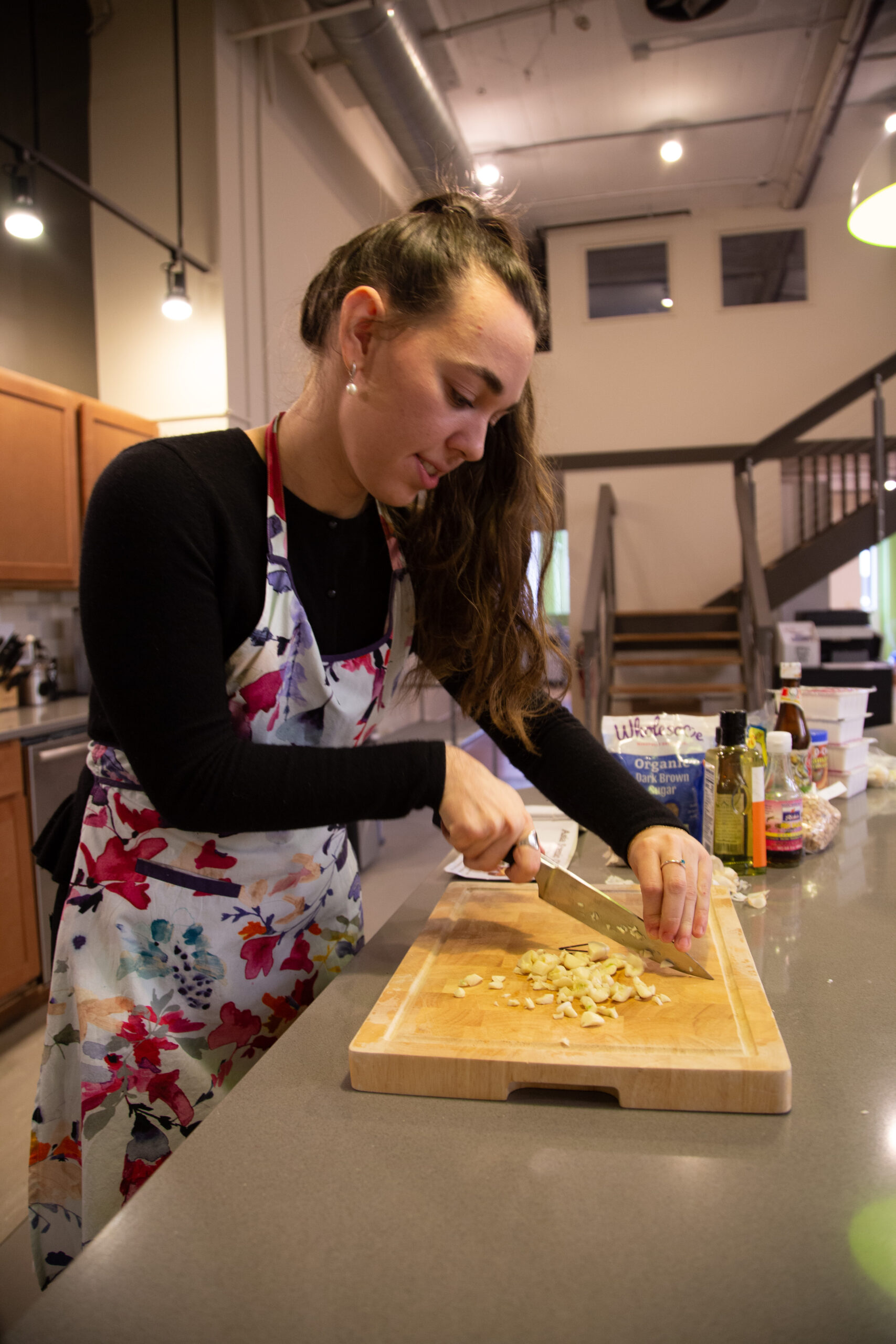 Caroline_makes_pad_thai